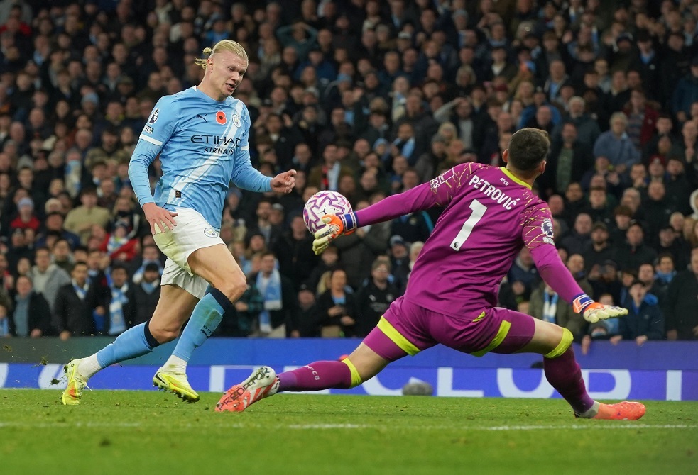 بطريقة مثيرة.. هالاند يحتفل بحصوله على جائزة جديدة (فيديو)