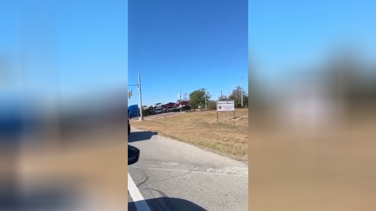 شاهد.. قطار يسحق شاحنة محملة بسيارات في تكساس