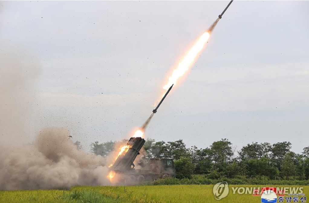 تزامنا مع زيارة هيغسيث للمنطقة الأمنية.. بيونغ يانغ تطلق صواريخ بالبحر الأصفر