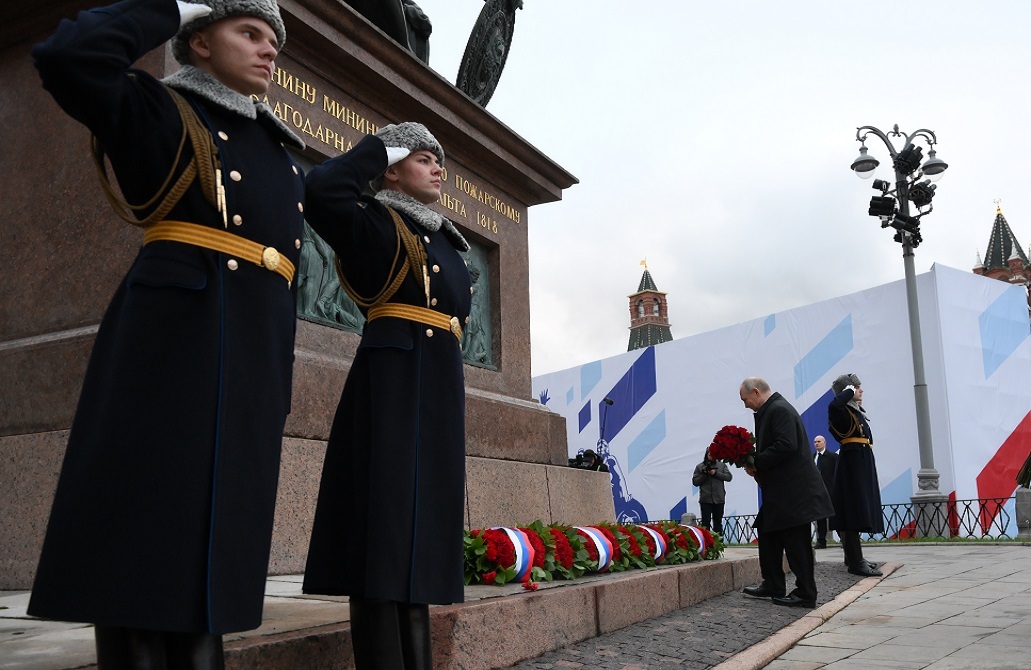 إحياء ليوم الوحدة الوطنية.. بوتين يضع الزهور على النصب التذكاري لمينين وبوزارسكي (فيديو)