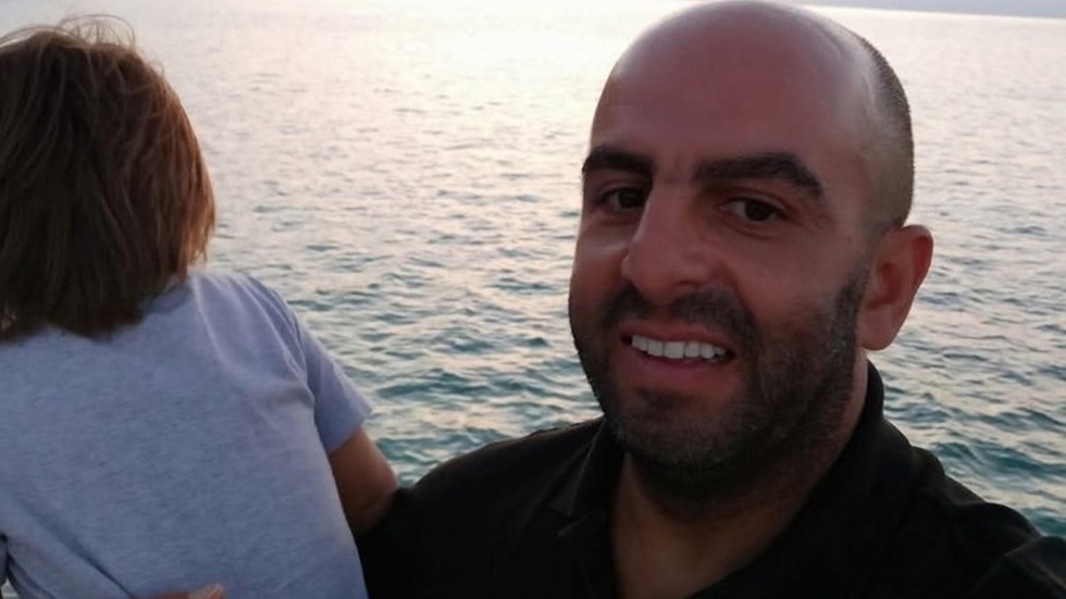 صار حديث بريطانيا .. جزائري يتوج بطلا شعبيا في لندن (صور)