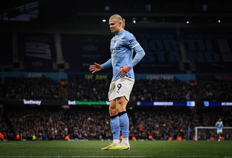 "الرجل الآلي" هلاند يواجه فريقه السابق.. التشكيلة والقنوات الناقلة