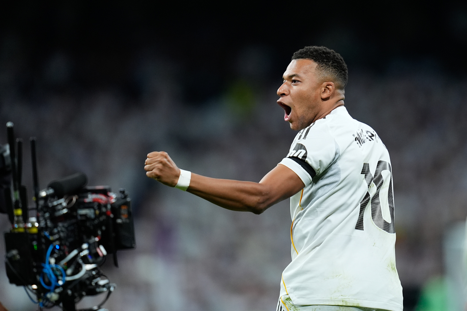 مبابي يبدأ مشروعه الإداري بخطة تقشف غير مسبوقة