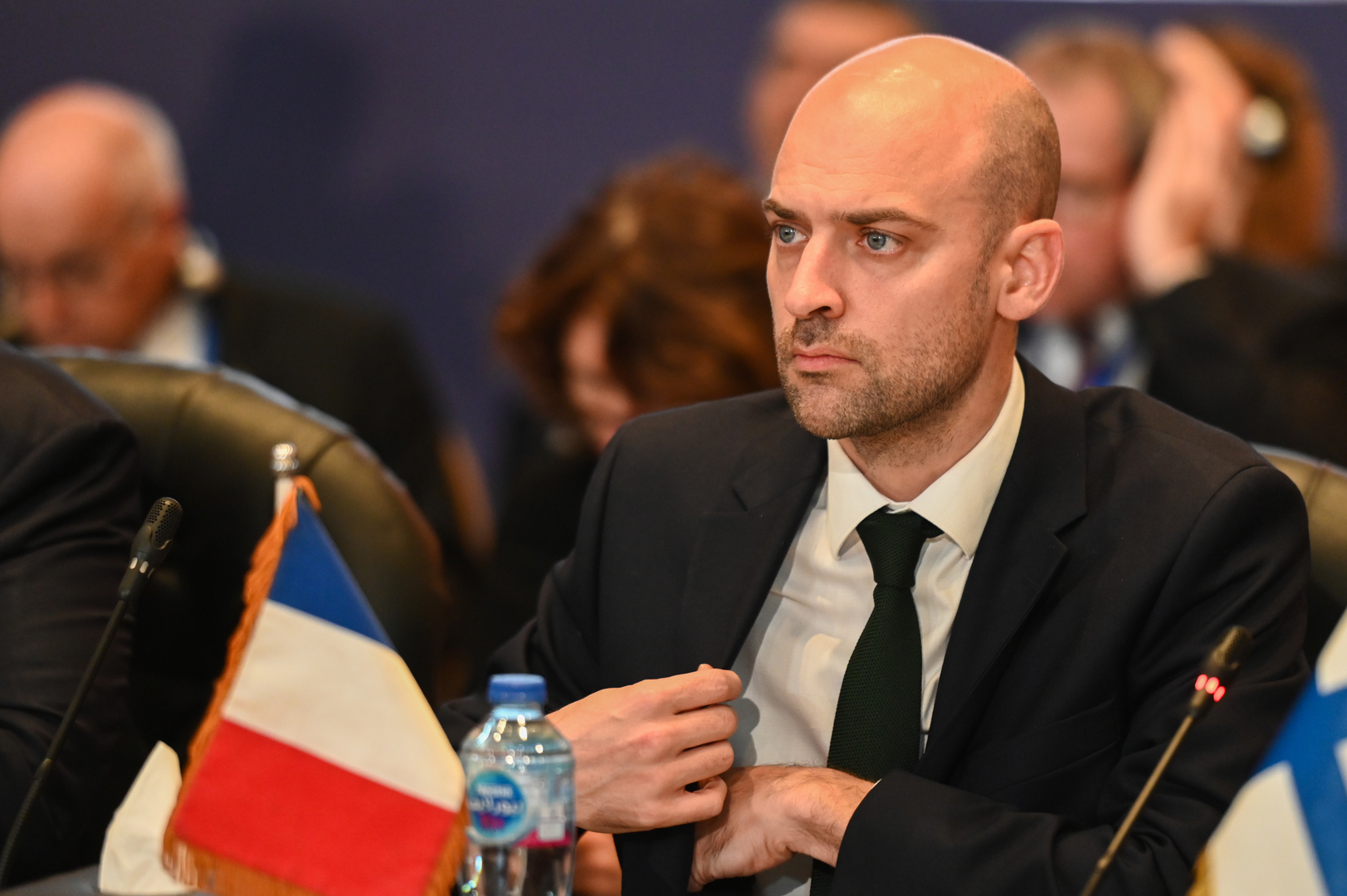 فرنسا تجري حوارا لا بد منه مع الجزائر للإفراج عن صنصال وغليز