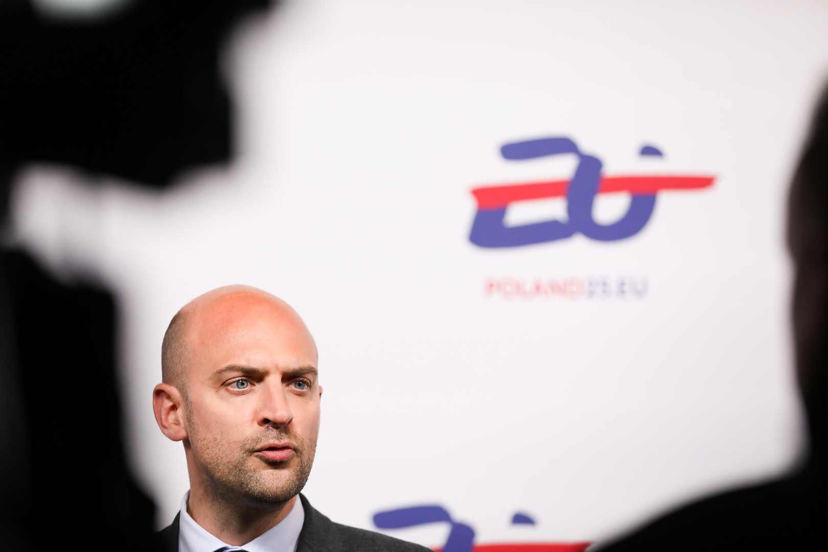 وزير الخارجية الفرنسي: باريس تؤيد إعادة التفاوض بشأن اتفاقية 1968 مع الجزائر