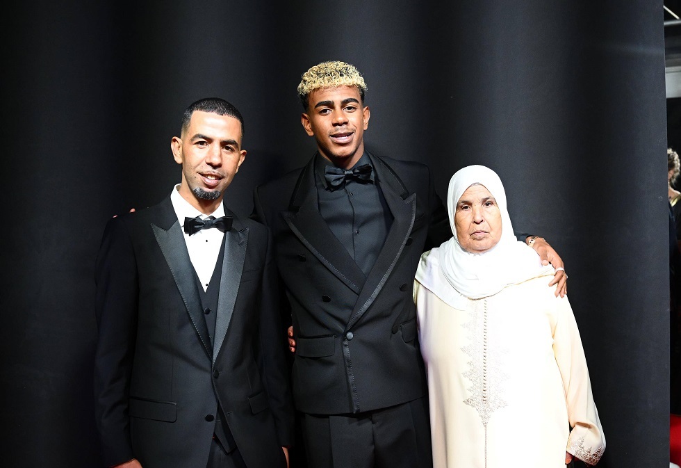 بعد انفصال ابنه عن صديقته.. والد لامين جمال يعلن ارتباطه بفتاة (صورة)