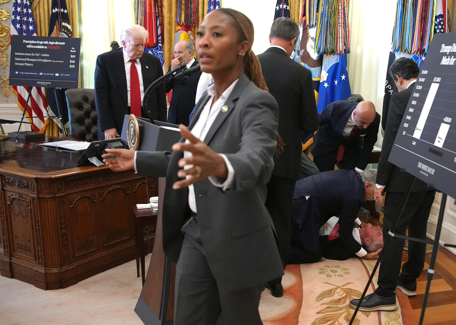 انهيار أحد ضيوف البيت الأبيض أمام ترامب والكاميرات (فيديو)