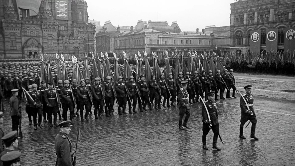 أجرأ استعراض عسكري في التاريخ!