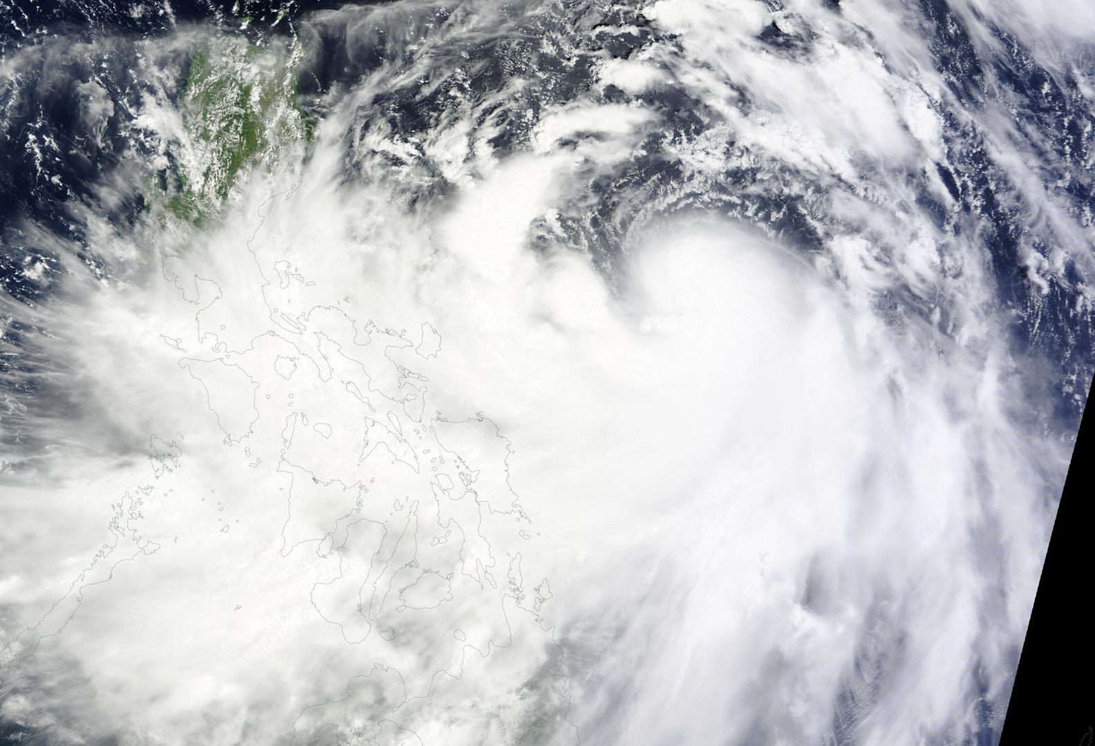 أقمار روسية ترصد إعصار "كالمايغي" من الفضاء