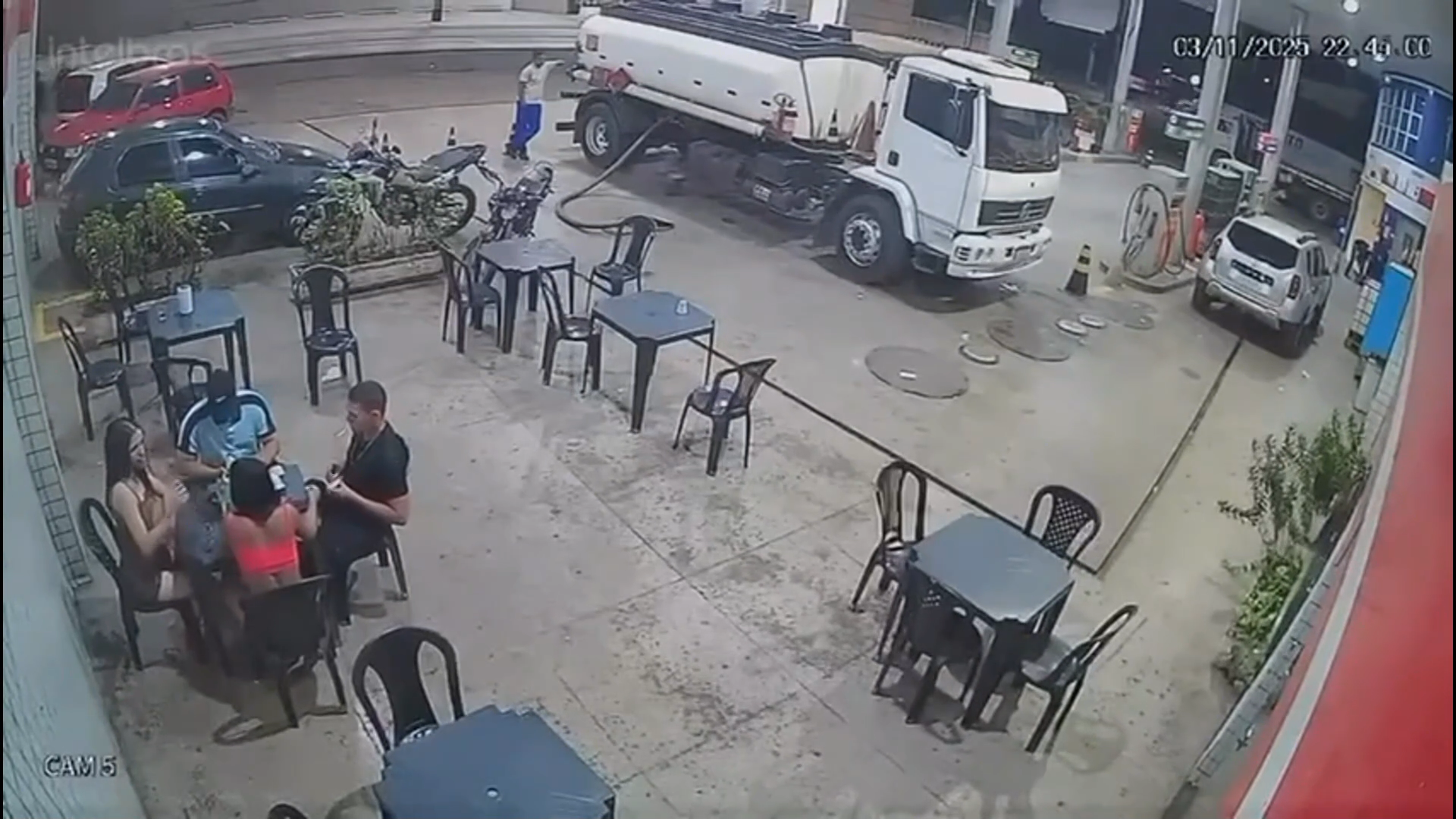 شاهد.. سيجارة تثير الذعر في محطة وقود وكادت أن تتسبب بمأساة في البرازيل