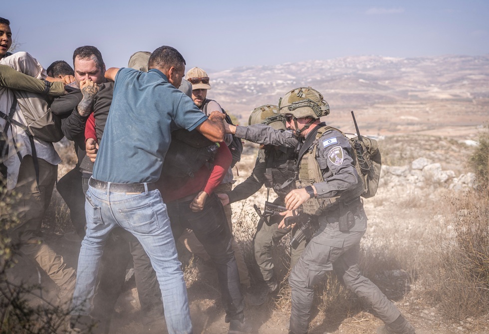  مستوطنون يعتدون على مسعفين ومتضامنين أجانب خلال قطف الزيتون (صور)