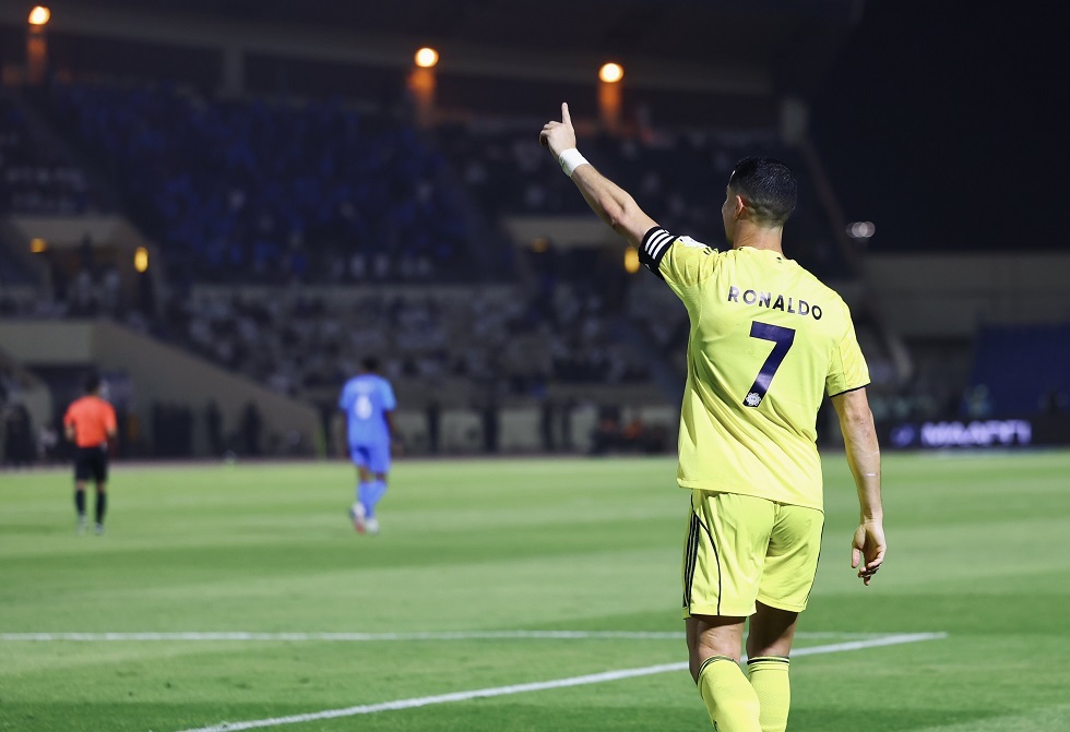رونالدو يحصد جائزة جديدة.. ويقترب من "الحلم الأكبر"! (فيديو)