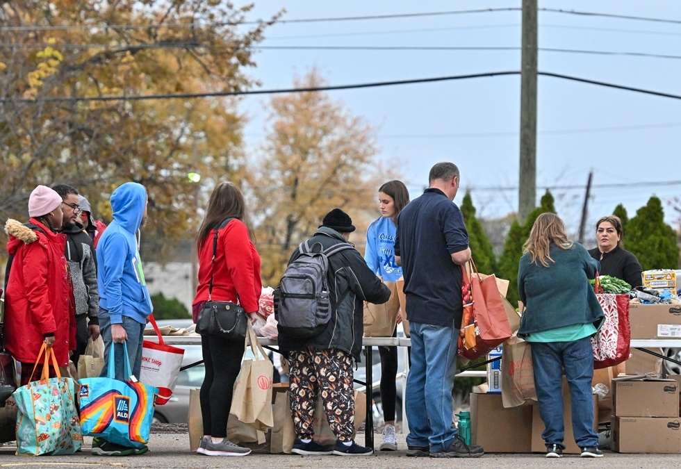 الإغلاق الحكومي يثقل كاهل اقتصاد واشنطن المتعثر أصلا وآلاف الأسر تتجه إلى حافة الانهيار المالي