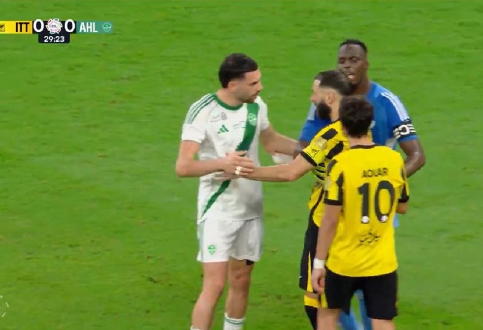 مشاجرة بين الجزائري حسام عوار والتركي ديميرال في "ديربي" جدة.. فيديو