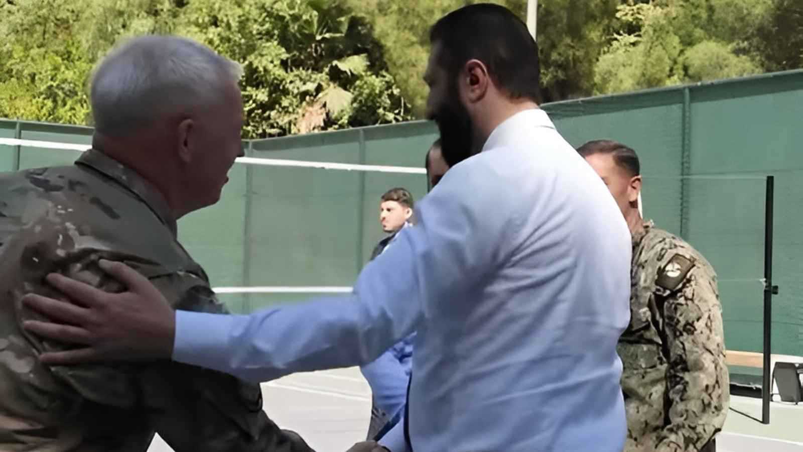 قبيل زيارته إلى واشنطن.. الشرع يلعب كرة السلة مع قائد قوات التحالف الدولي ضد "داعش" (فيديو)