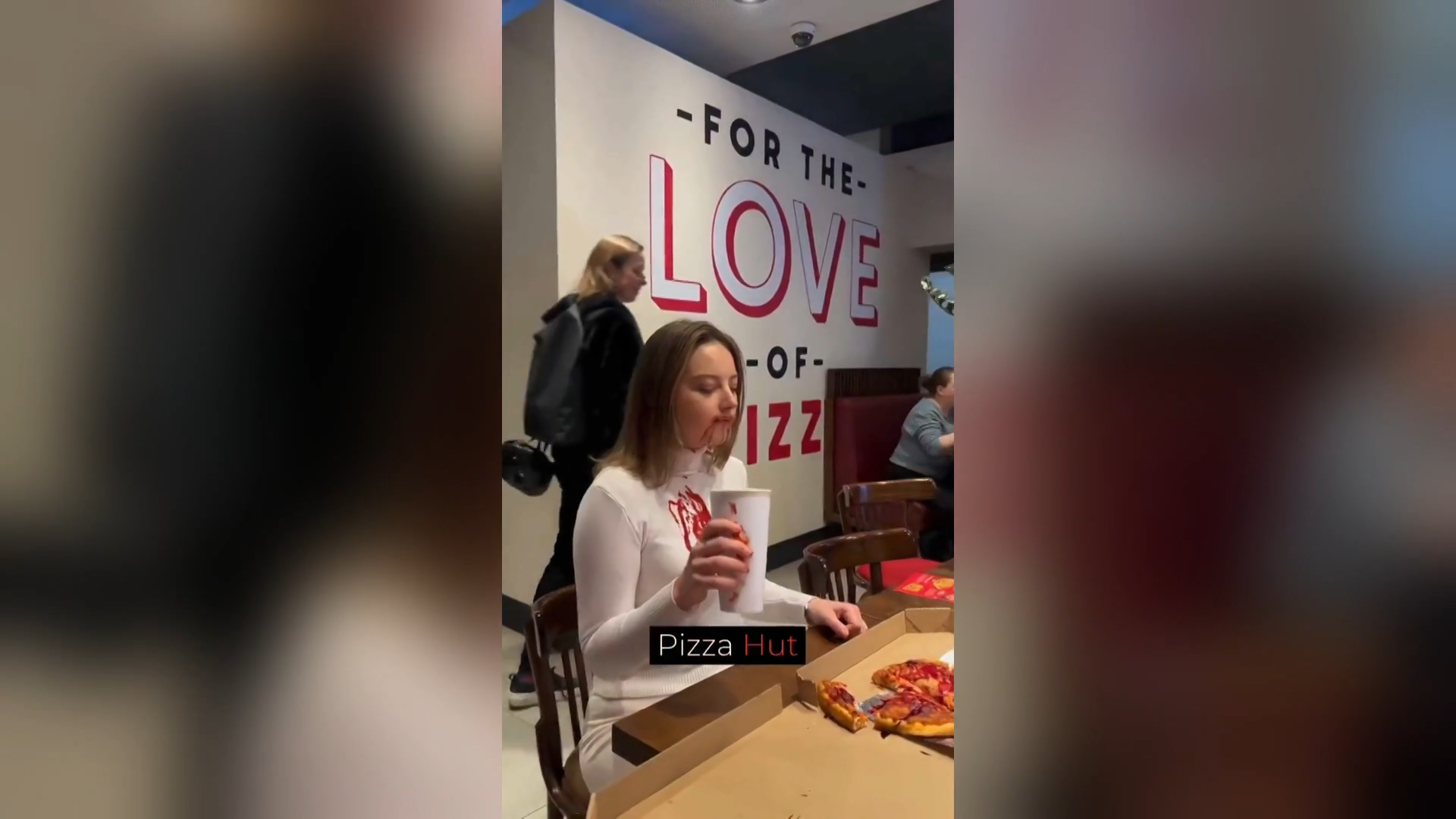 شاهد.. فعالية "دامية" في فرع "بيتزا هت" في وارسو احتجاجا على دعمها لإسرائيل