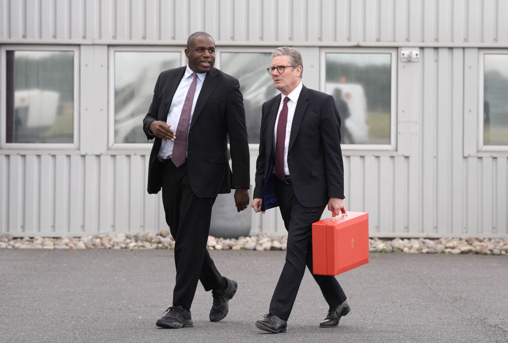 لامي يحذر ستارمر من الإفراط في رحلاته الخارجية وانشغاله عن معالجة أزمات الداخل البريطاني المتفاقمة