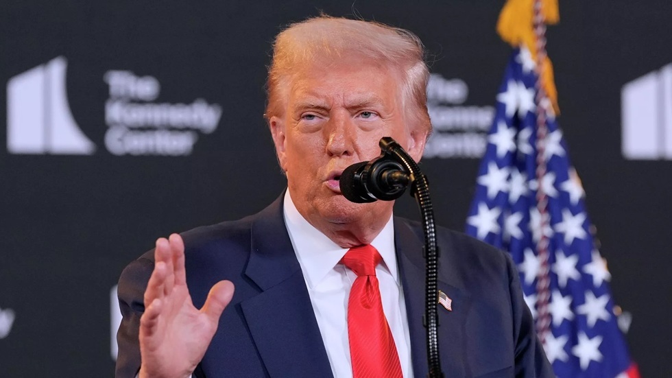 ترامب يتهم "بي بي سي" بالتأثير على الانتخابات الأمريكية ويشيد باستقالة مديرها العام