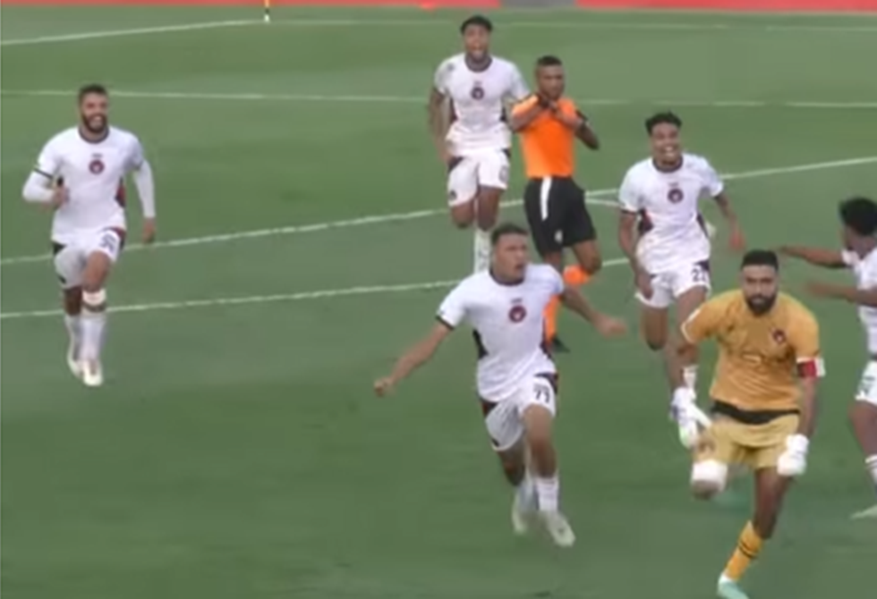 حارس مرمى مغربي يسجل هدفا "قاتلا" وينقذ فريقه من الخسارة (فيديو)