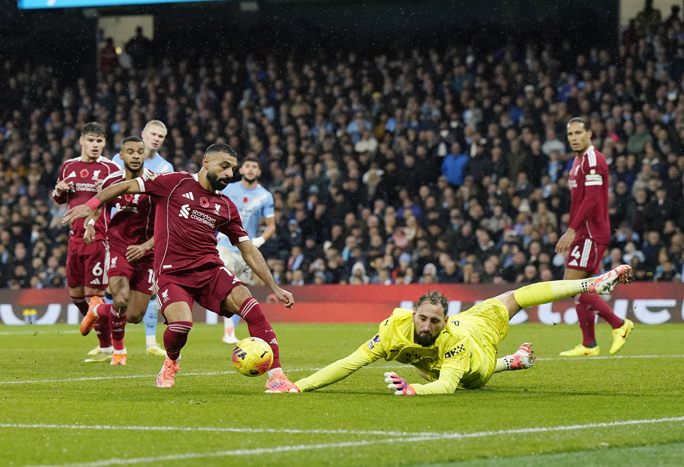أسطورة مانشستر يونايتد يهاجم صلاح بعد سقوط ليفربول أمام مانشستر سيتي