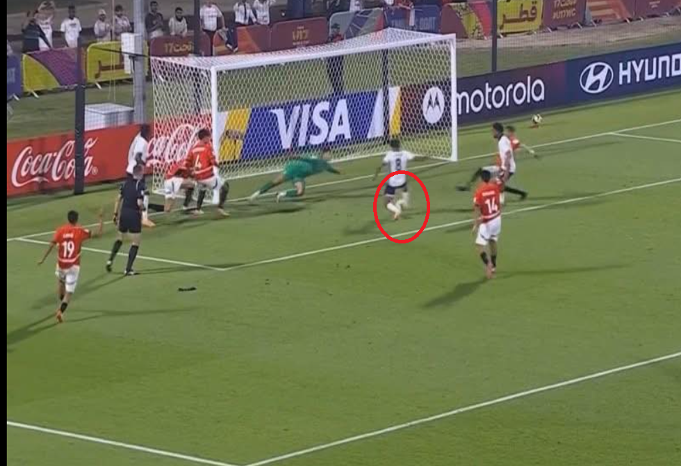 تصدٍّ خرافي من عمر عبد العزيز يخطف الأنظار في مواجهة مصر وإنجلترا (فيديو)