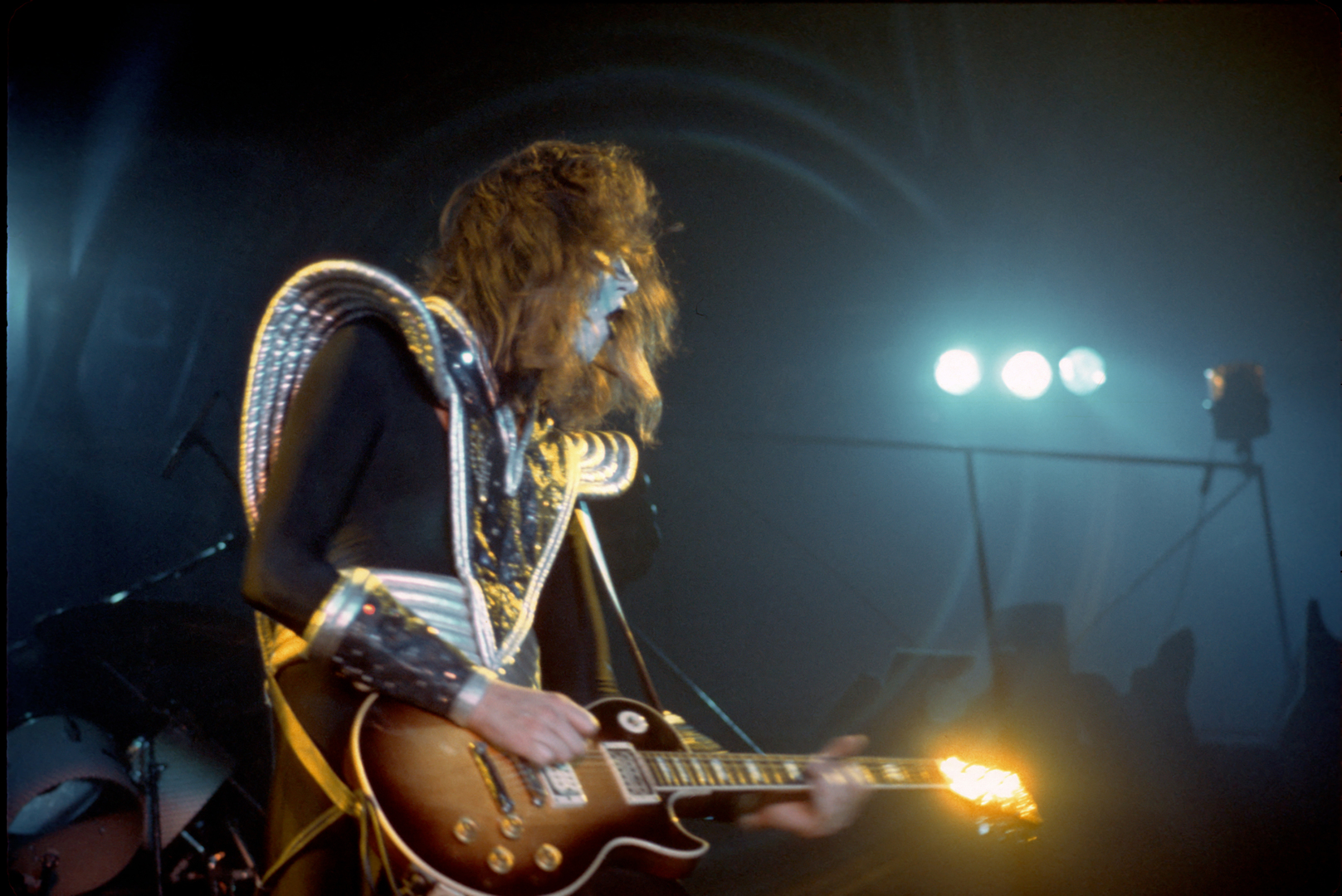 الكشف عن سبب وفاة أحد أشهر عازفي الغيتار في العالم