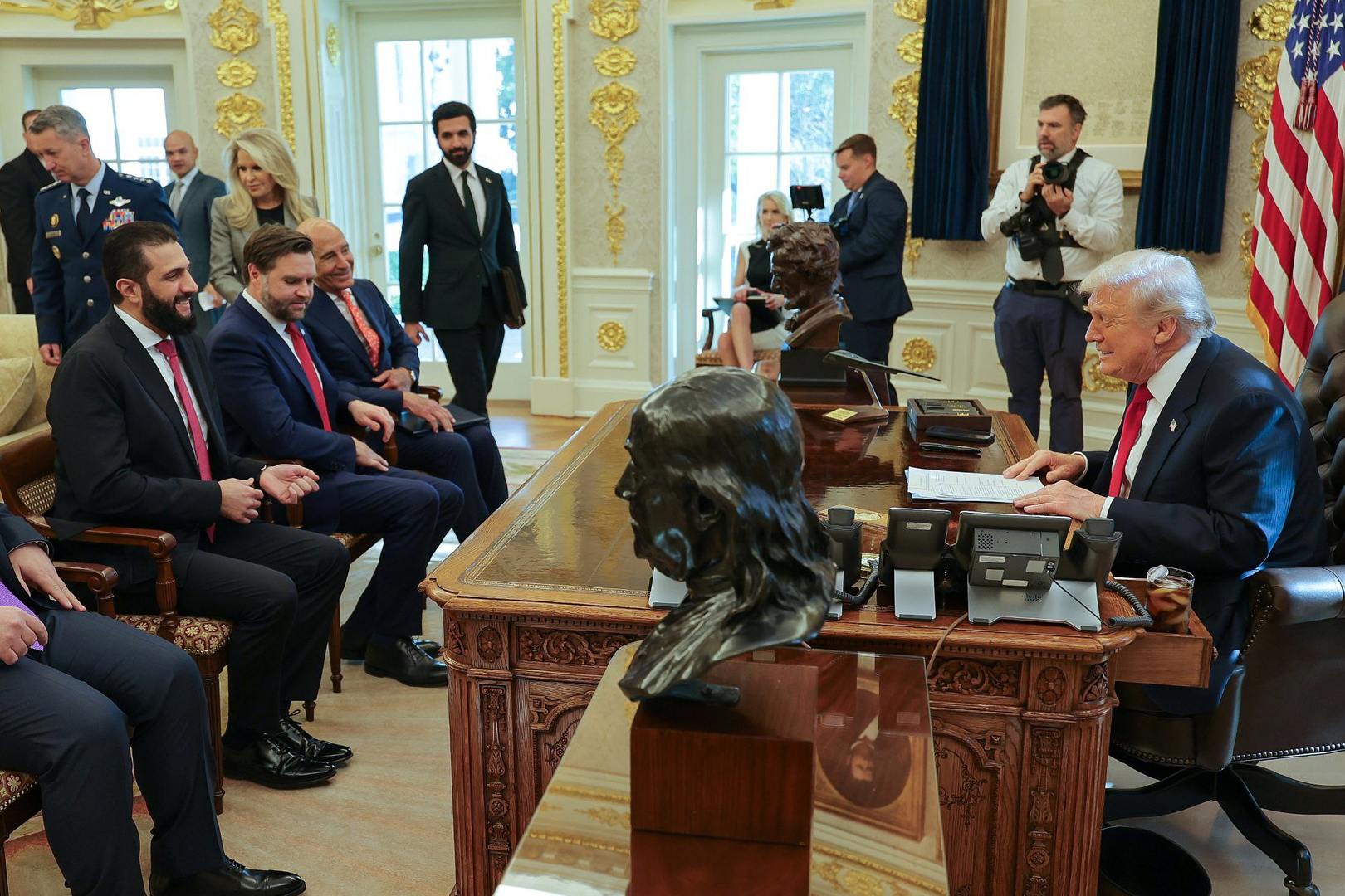 تظهر احتفالا بالرئيس السوري.. ترامب ينشر صورا للشرع خلال الإجتماع في المكتب البيضاوي