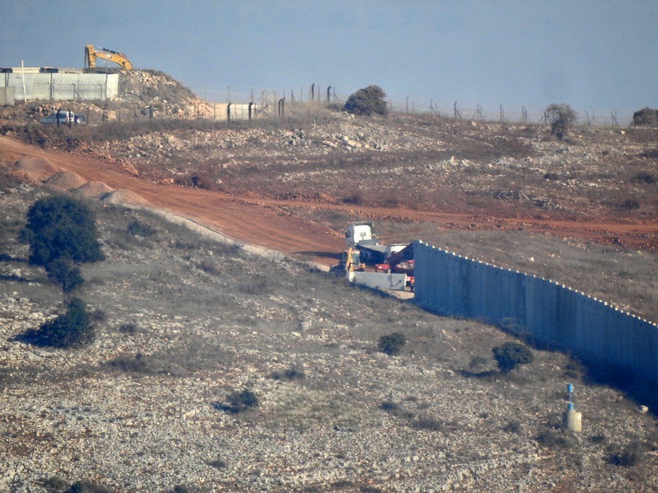 الجيش الإسرائيلي يبني جدارا اسمنتيا في عمق الأراضي اللبنانية (صور + فيديو)