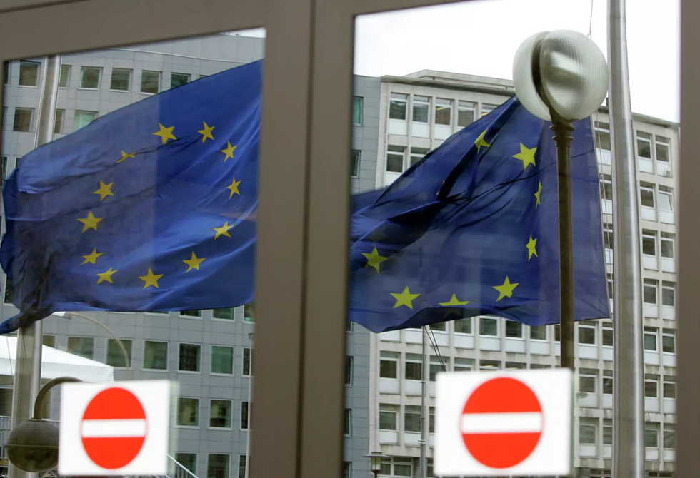 "بوليتيكو": نواب أوروبيون يرفعون دعوى ضد البرلمان بسبب فضائح صفقات لقاحات "كورونا"