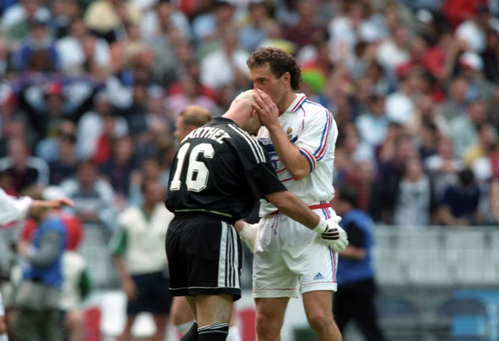 بارتيز وقبلة بلان.. لا أحد لمس رأس "الأصلع المبارك" بعدها!