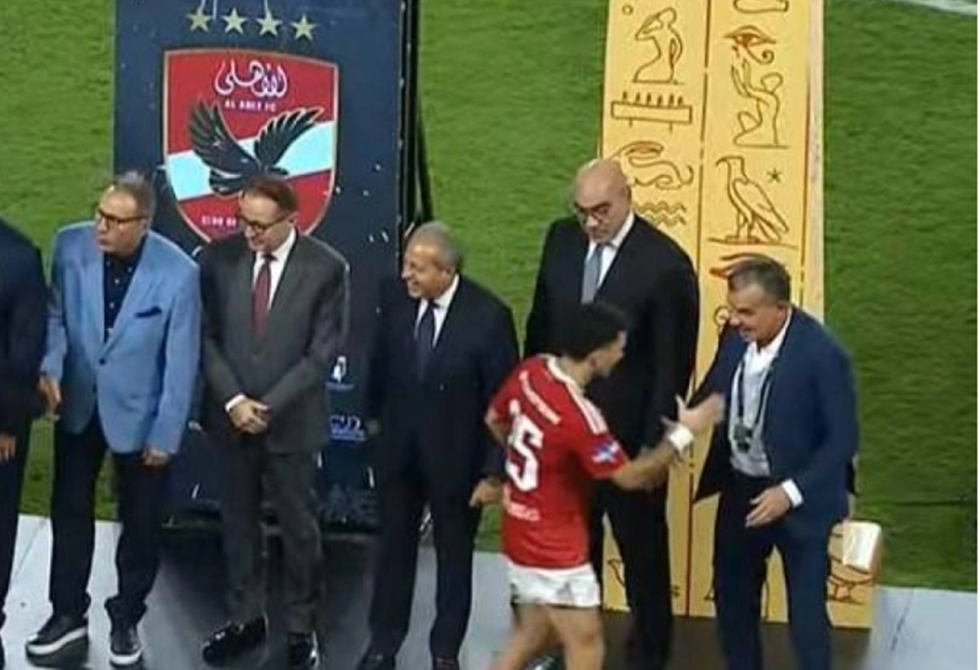 أول إجراء رسمي للزمالك ضد زيزو بعد تجاهله مصافحة نائب رئيس النادي الأبيض