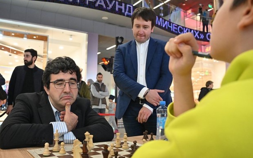 أسطورة شطرنج روسي متهم بالتنمر بسبب تعليقات عن وفاة لاعب أمريكي