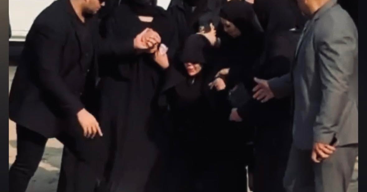 انهيار زوجة إسماعيل الليثي وفقدانها الوعي في الشارع (فيديو)