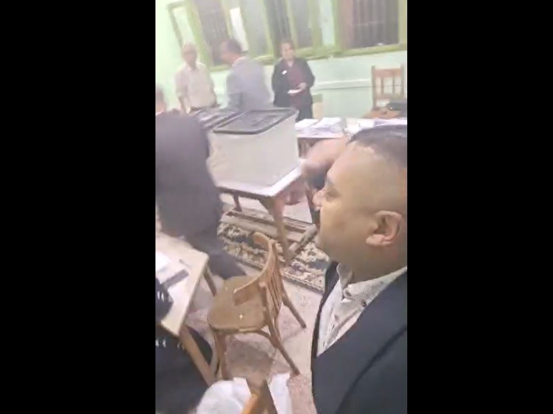 مصر.. استغاثة بالسيسي بعد "مخالفة جسيمة" داخل لجنة انتخابية (فيديو)