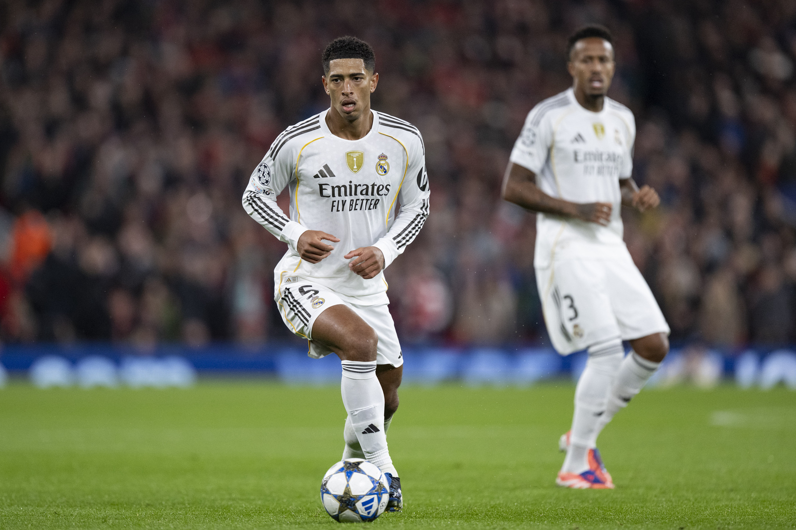 لماذا يصر بيلينغهام على ارتداء القميص الطويل مع ريال مدريد؟