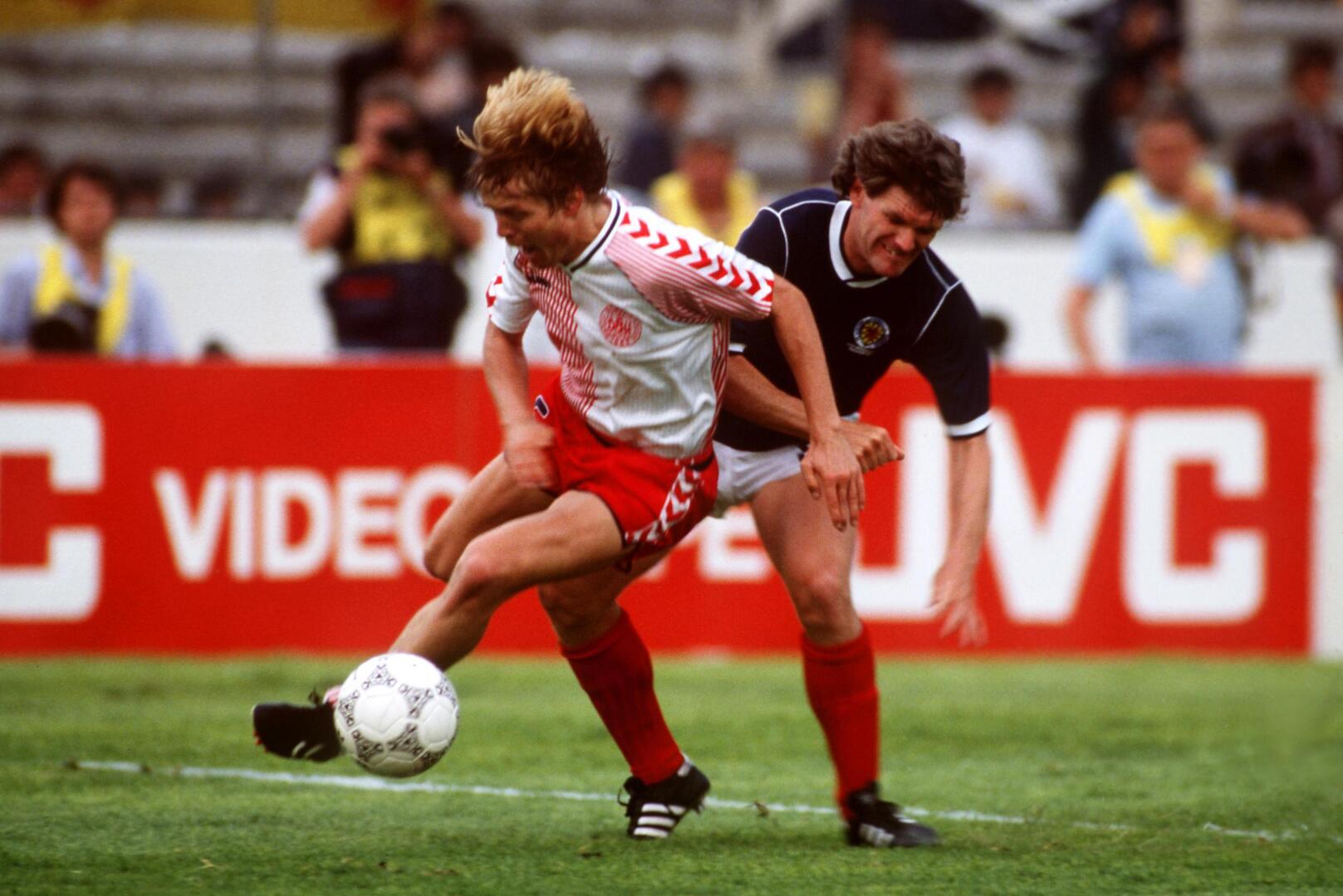 عجائب كرة القدم.. النجم الذي لعب مباراتين رسميتين لمنتخبه وناديه في يوم واحد وفي بلدين مختلفين