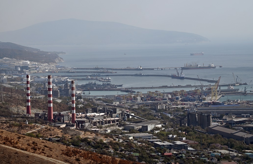 إصابات وتضرر سفينة وحريق بمستودع نفط في نوفوروسيسك الروسية بعد هجوم مسيرات