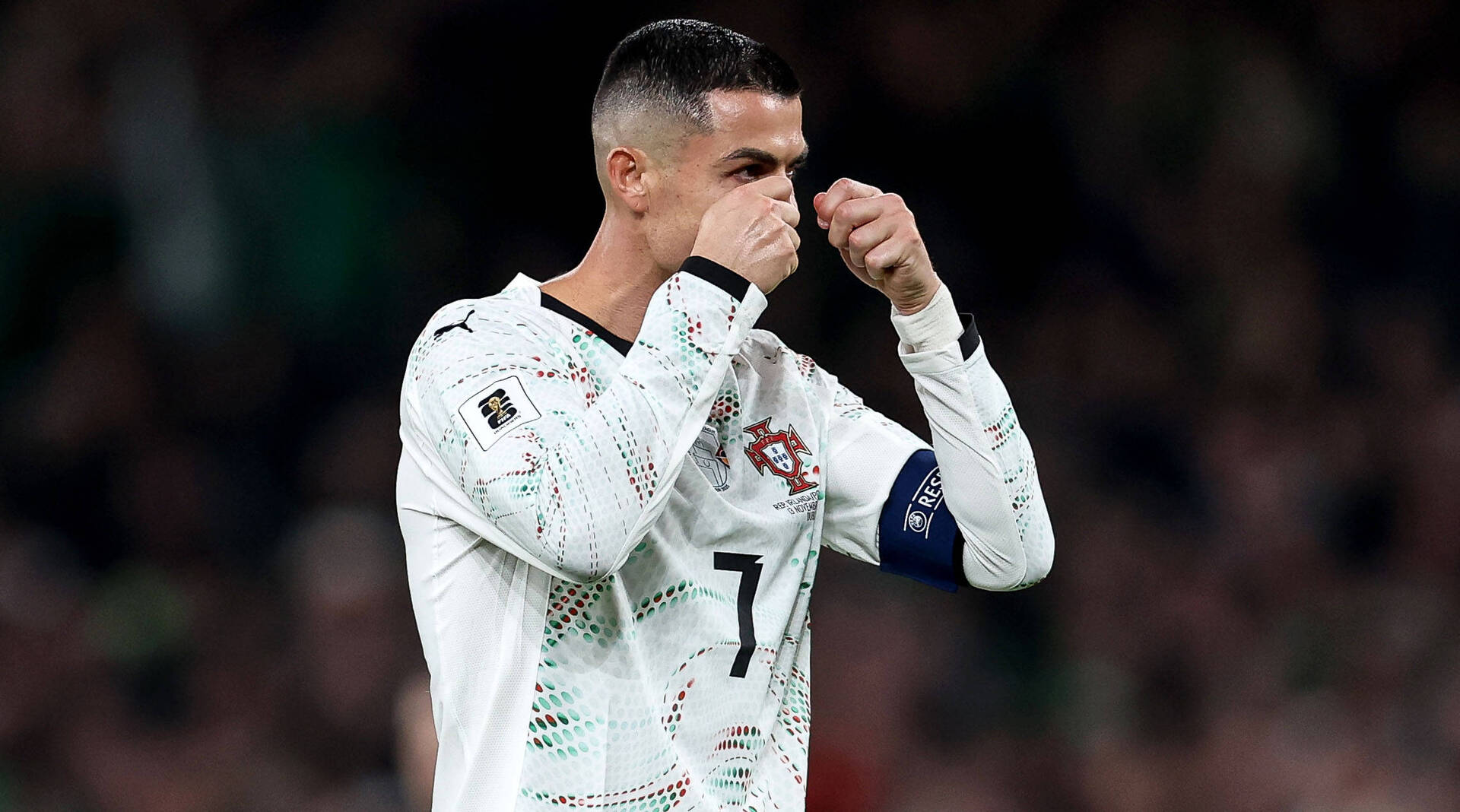 بعد الطرد القاسي.. رونالدو يسخر من الخصم بإشارة مثيرة للجدل وهل يفقد أولى مبارياته في كأس العالم؟