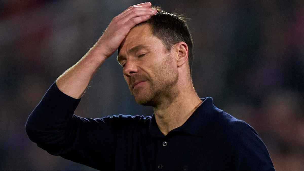 مسؤول بارز في ريال مدريد ينقلب على تشابي ألونسو ويدعم اللاعبين بشكل سري (فيديو)