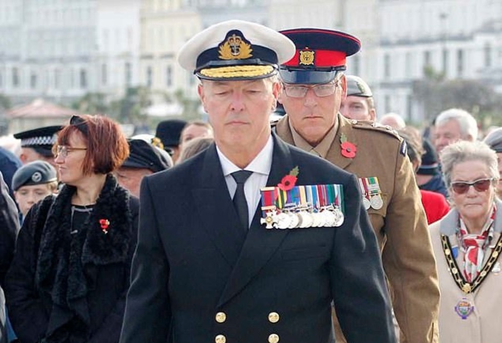 بريطانيا تفتح تحقيقا عسكريا حول "أميرال بحري مزيف" شارك في حفل تذكاري