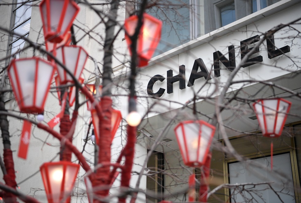 فشل محاولة سرقة متجر شهير للعطورات في باريس بخطوة جريئة من حارسه