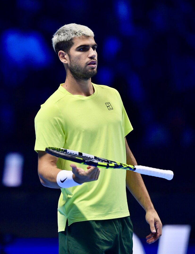 ألكاراز يتأهل للقاء سينر في نهائي البطولة الختامية لموسم تنس الرجال