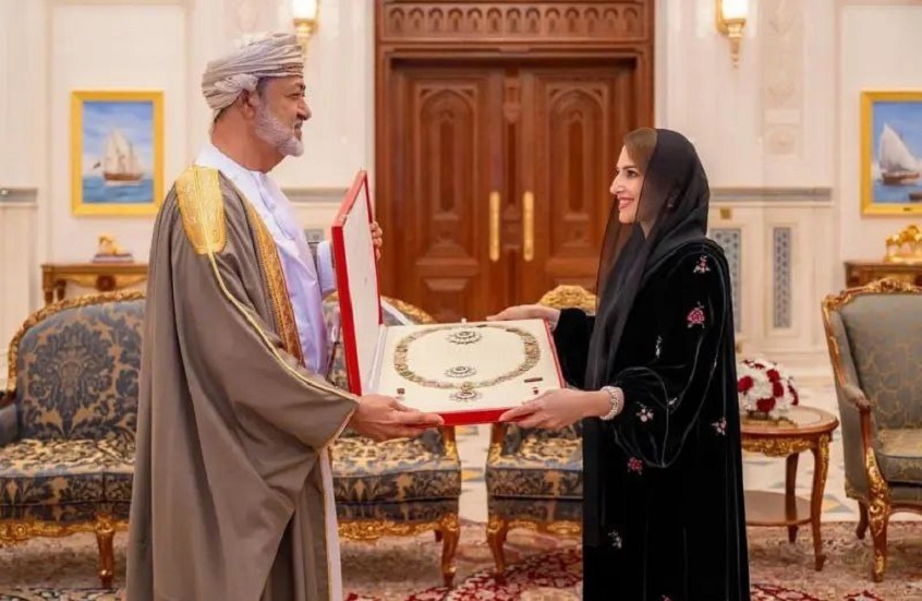 سلطان عمان يمنح السيدة الجليلة وسام الشرف الأعظم (صور)