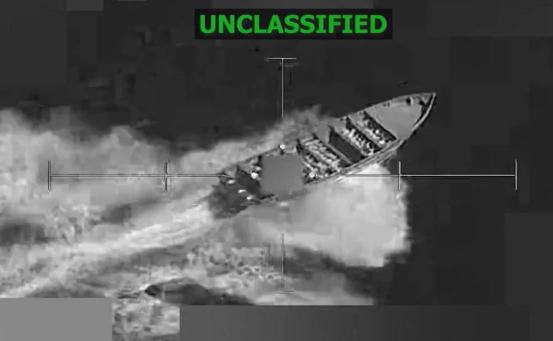 القوات الأمريكية تعلن استهداف قارب مخدرات في المحيط الهادئ (فيديو)