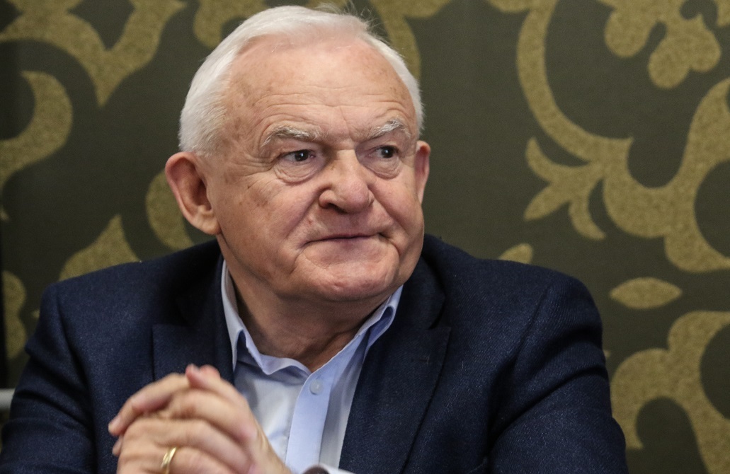 رئيس وزراء بولندي سابق: وارسو جعلت من نفسها أضحوكة في فضيحة الفساد الأوكرانية