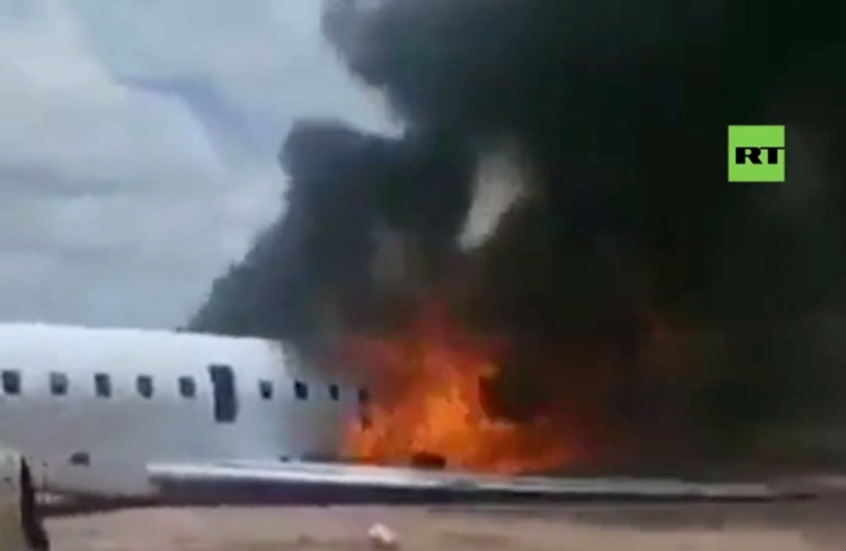 وزير المعادن الكونغولي ينجو من حادث تحطم طائرة (فيديو)