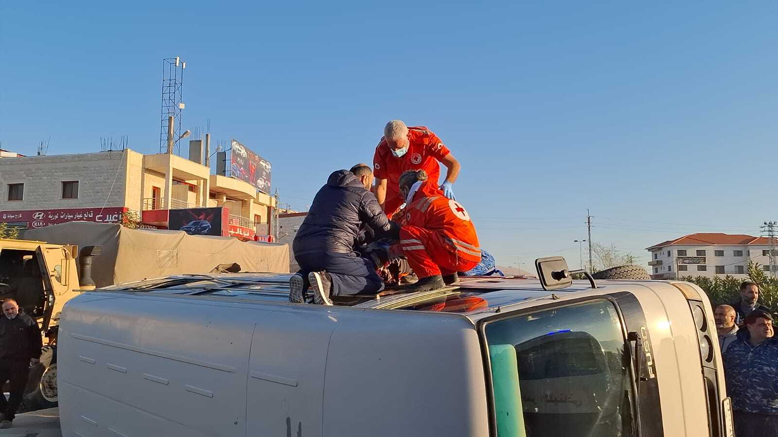 لبنان.. إصابة عشرات التلاميذ جراء اصطدام "فان" بحافلة طلاب (فيديو)