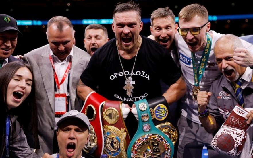 قرار غير متوقع.. أوسيك ينسحب من عرش الوزن الثقيل للملاكمة