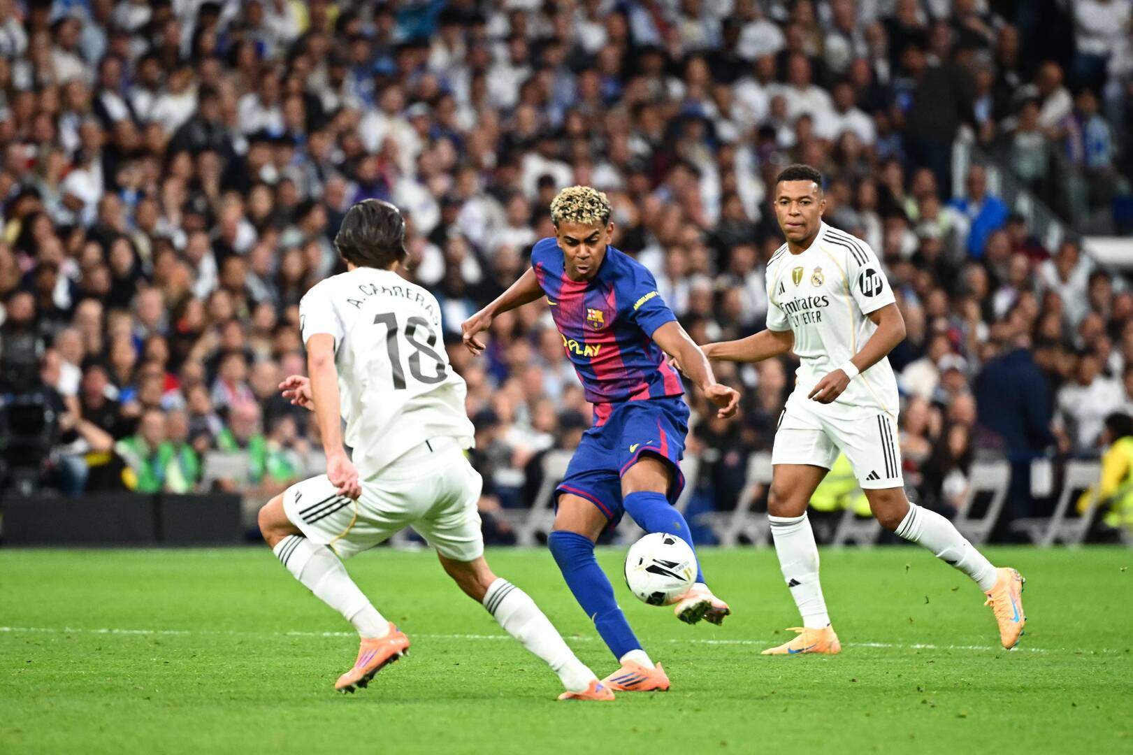 لامين جمال يتصدر قائمة اللاعبين الأكثر تعرضا للعنصرية الرقمية في إسبانيا