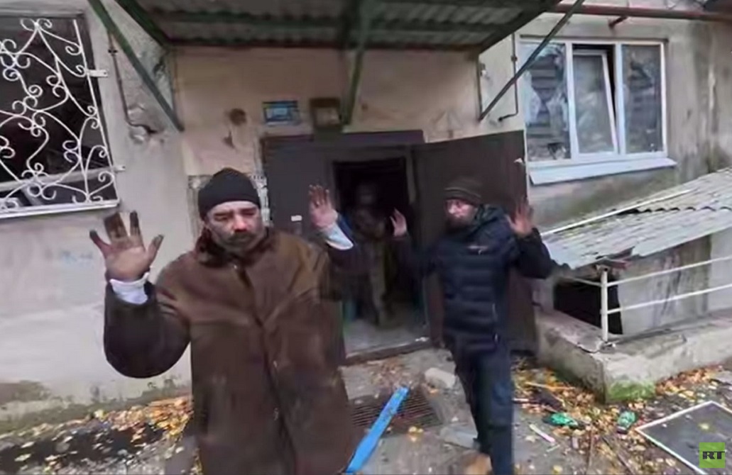 القوات الروسية تأسر جنديين أوكرانيين متنكرين في ملابس مدنية في كراسنوارميسك (فيديو)